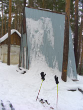 лес домики лыжи перчатки